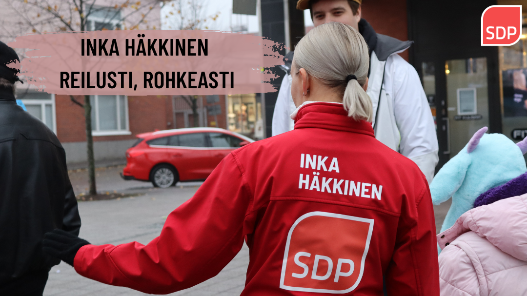 Kuvassa on Inka Häkkinen, jonka takissa lukee hänen nimensä ja on iso SDP:n logo. Kuvassa Inka keskustelee äänestäjän kanssa ja kuvassa on tekstinä Inkan vaalislogan, joka kuuluu seuraavasti: Inka Häkkinen, Reilusti, rohkeasti.